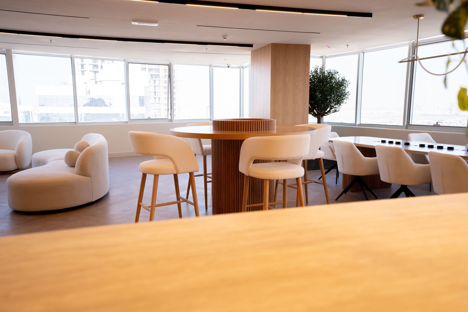 AD Tyres commercial fit-out in Platinum Tower, JLT — photo 3